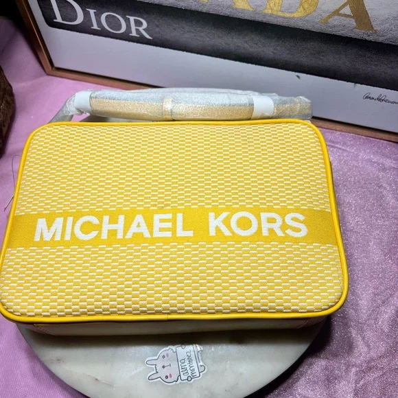 Michael Michael Kors
JET SET LARGE EAST WEST CROSSBODY Yellow Crossbody Bag NWT - Picture 9 of 10